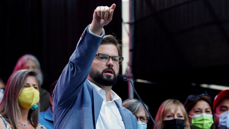 El candidato presidencial chileno Gabriel Boric habla durante el mitin de clausura de su campaña en Santiago, Chile, el 16 de diciembre de 2021.