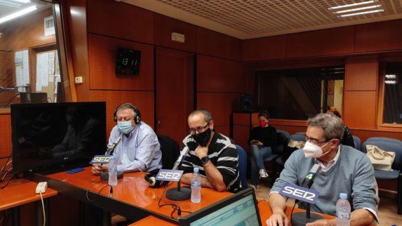 Alberto Cubero (ZeC), en el centro, y Julio Calvo (Vox), a su  izquierda, en un debate del programa Plaza Pública de Radio Zaragoza. /  Foto cedida por Radio Zaragoza