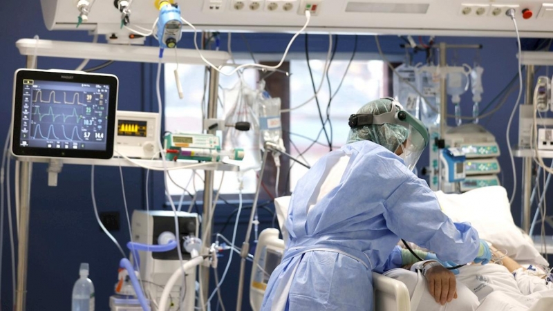 Una enfermera del hospital bilbaíno de Basurto, trata este martes a un paciente infectado por covid-19, en la Unidad de Críticos del hospital vizcaíno.