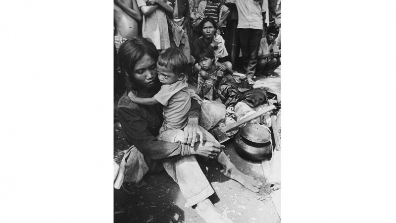 Frontera camboyana, 1979. Madre y su hijo. Refugiados camboyanos que huyen del régimen de los Jemeres Rojos y la ocupación vietnamita.