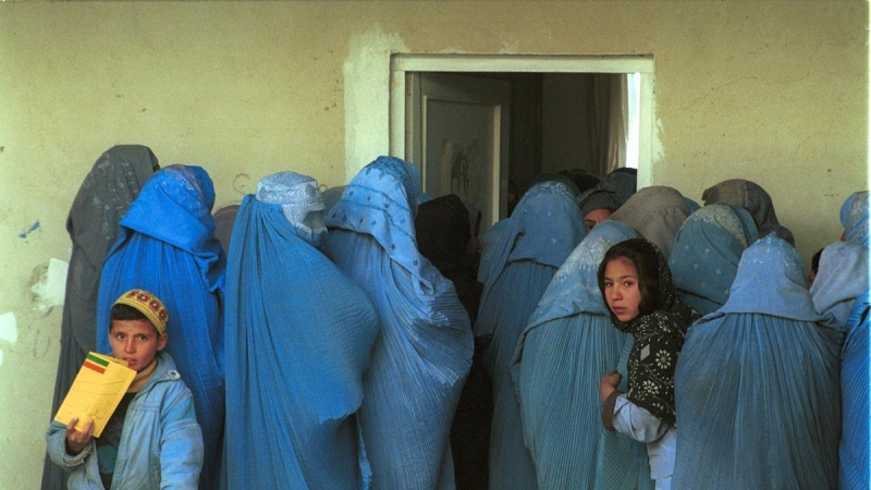 Mujeres haciendo cola en el centro de salud en Afganistán en 2002.