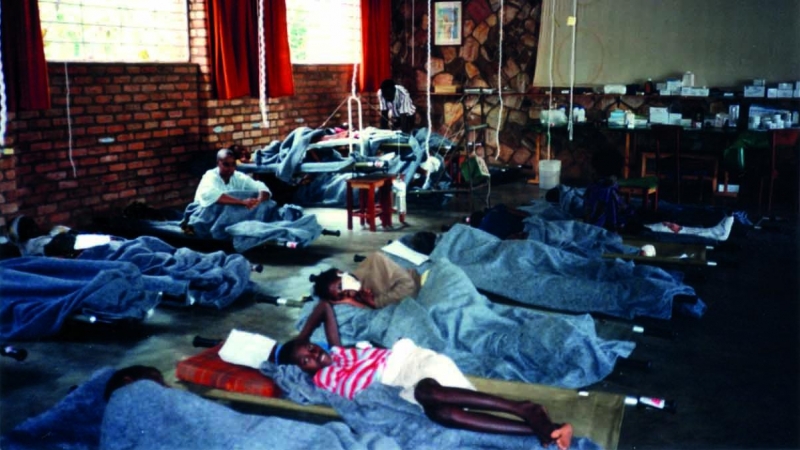 Desde ese día hasta la toma de Kigali por el Frente Patriótico Ruandés (FPR) a principios de julio de 1994, los equipos de MSF se turnaron para operar este hospital en colaboración con Cruz Roja, que con el paso de las semanas se convertiría en un verdade