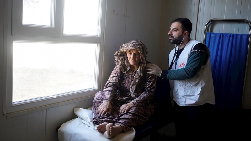 Un sanitario de la ONG Médicos Sin Fronteras (MSF) atiende a una paciente en el campo de refugiados de Bardarah el 6 de noviembre de 2019.