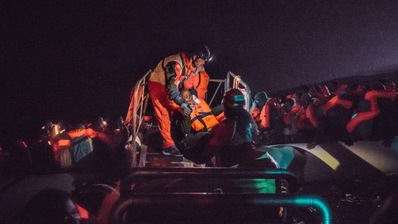 En 2016, los equipos de MSF a bordo de Dignity, Bourbon Argos y Aquarius (en asociación con SOS Mediterranee) rescataron directamente a 21.603 personas y asistieron a 8969, un total de 30.572 en más de 200 operaciones diferentes.  A pesar del clima invern