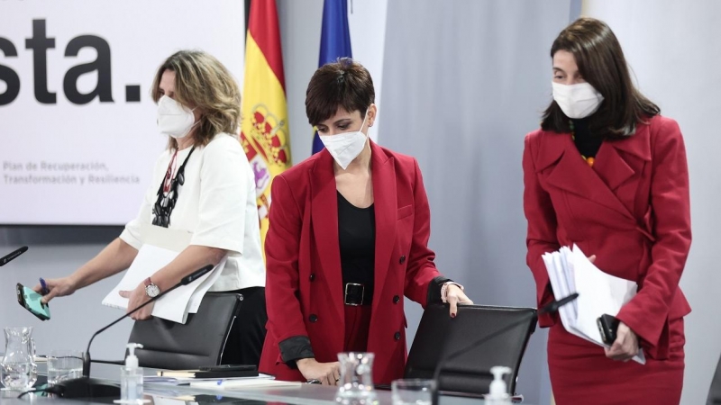 La vicepresidenta y ministra para la Transición Ecológica y el Reto Demográfico, Teresa Ribera; la ministra de Política Territorial y portavoz del Gobierno, Isabel Rodríguez, y la ministra de Justicia, Pilar Llop, al comienzo de la rueda de prensa tras el