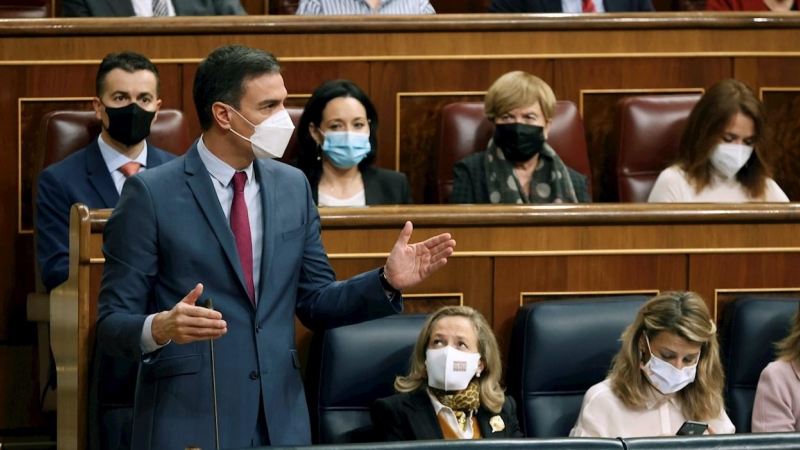 22/12/2021.- El presidente del Gobierno, Pedro Sánchez (i) interviene durante la sesión de control al Gobierno este miércoles en el Congreso. EFE/ Javier Lizón