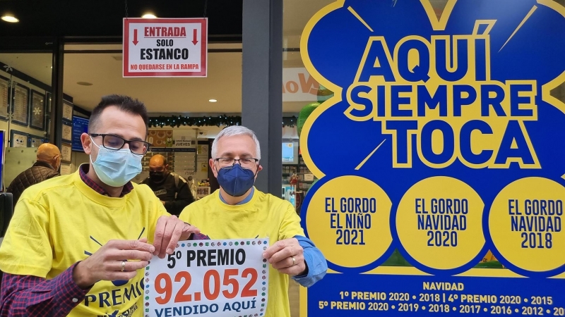 Los loteros de la administración de Porriño posan con el cartel del quinto premio extraído en la Lotería de Navidad este miércoles.