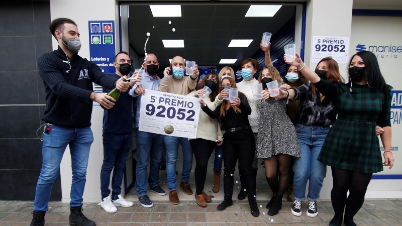 Trabajadores y vecinos de la administración número 3 de Manises, sita en la calle Maestro Guilen, que ha vendido una de las series del 92.052.