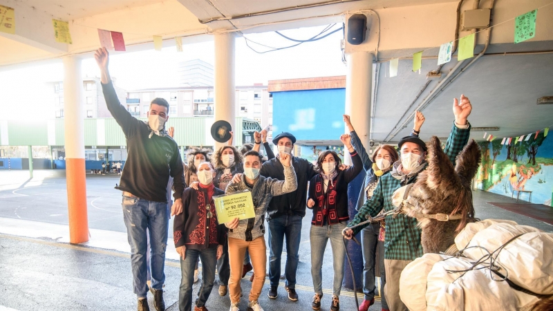 Los trabajadores del colegio Arteagabeitia de Barakaldo celebran un quinto premio en la Lotería de Navidad.