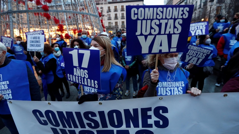 Vista de la manifestación de loteros para exigir una comisiones justas a las puertas del Teatro Real donde este miércoles se celebra el sorteo de la lotería de Navidad.