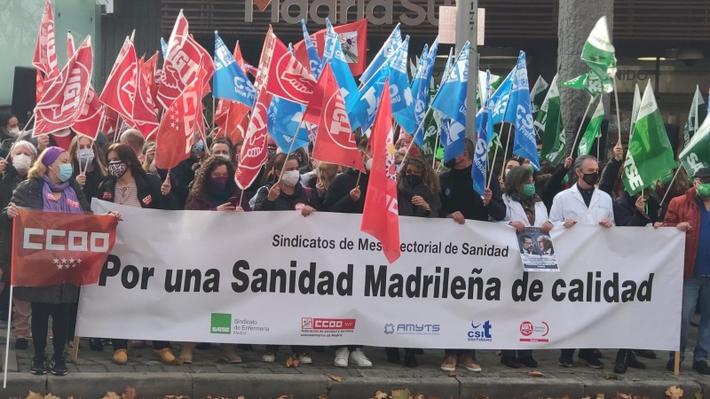 Los sindicatos de Sanidad en una concentración a las puertas de la Asamblea de Madrid.