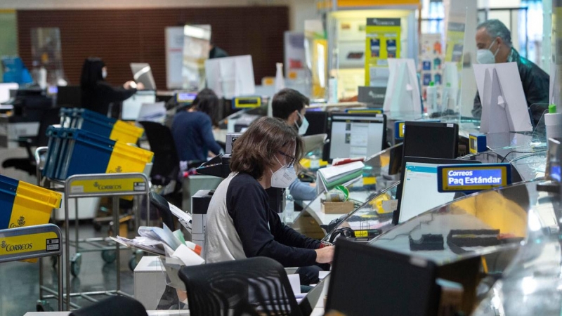 ARCHIVO. Varios empleados trabajan en la Oficina de Correos de Cibeles, en Madrid.