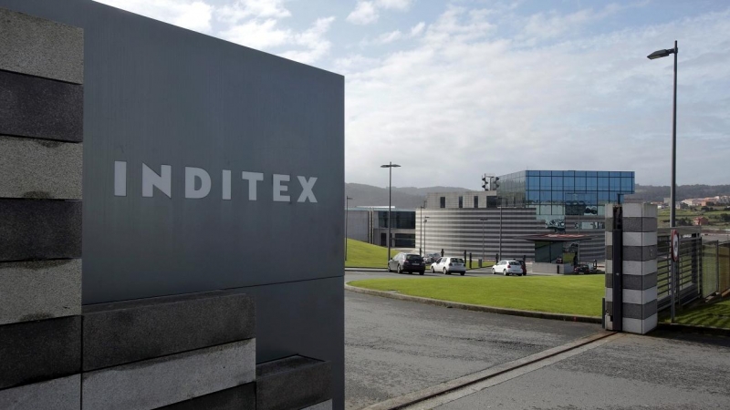 El logo de Inditex, en la entrada de la factoría de Zara en Arteixo (A Coruña), donde tiene la sede la multinacional textil gallega. REUTERS/Miguel Vidal