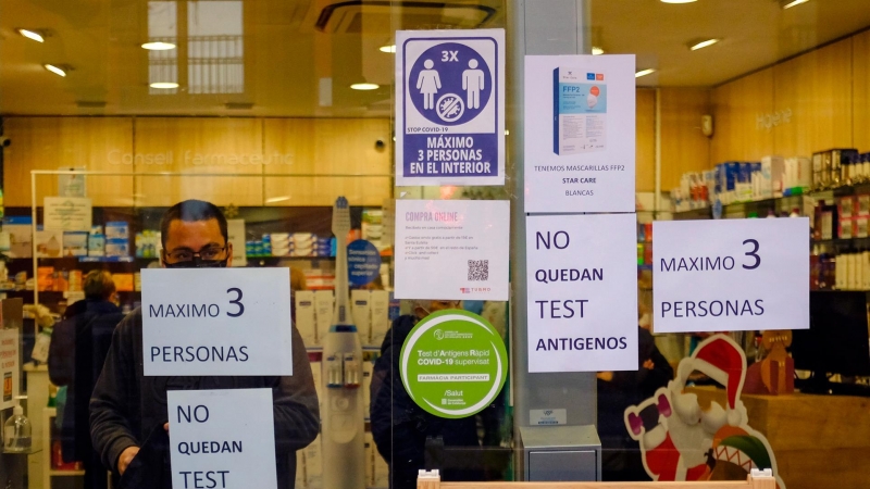 Una farmacia del barrio de Sta Eulàlia de L'Hospitalet de Llobregat (Barcelona) muestra un cartel en el que advierte a los clientes de que no disponen de test de antígenos este miércoles 21 de diciembre de 2021.