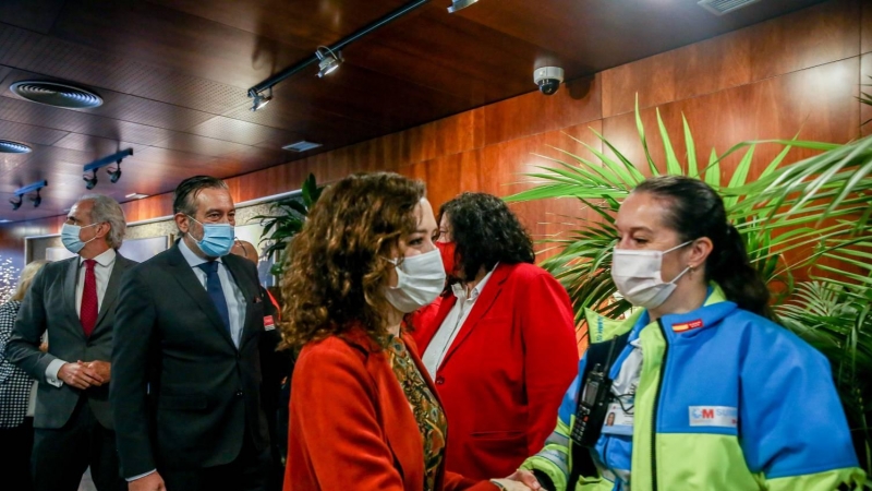 La presidenta de la Comunidad de Madrid, Isabel Díaz Ayuso, durante una visita a la Agencia de Seguridad y Emergencias de Madrid 112 (ASEM112), a 23 de diciembre de 2021.