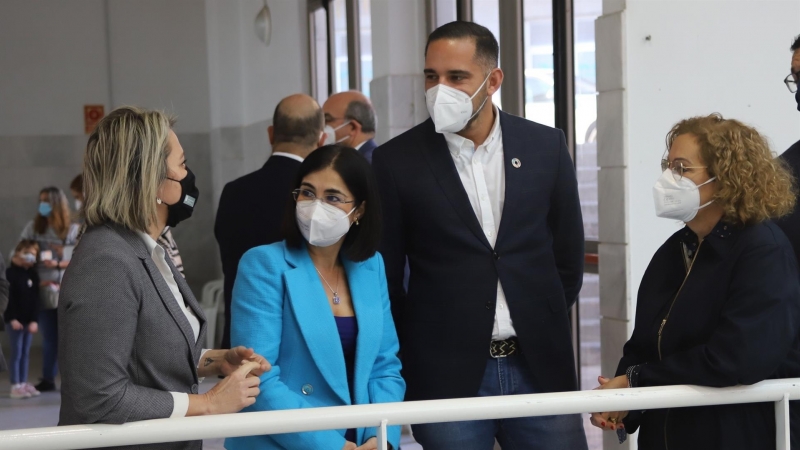 La ministra de Sanidad, Carolina Darias (2i), visita el centro de vacunación contra la covid-19 de Santa Cruz de La Palma el pasado 18 de diciembre de 2021.