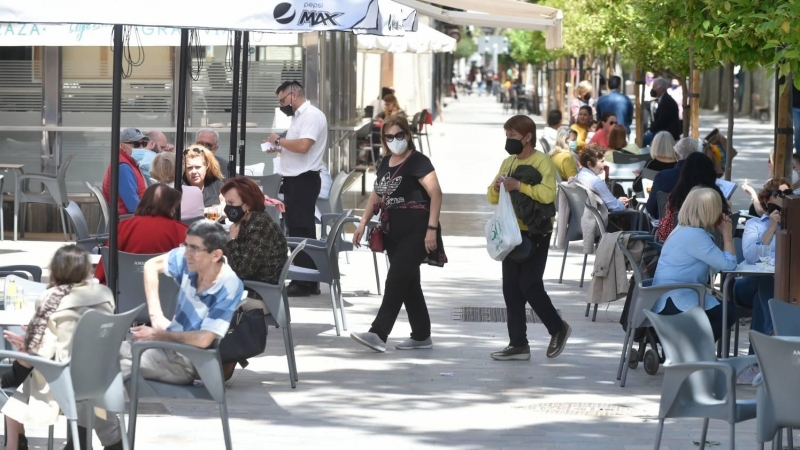 Fotografía de archivo de varias personas en la terraza de un bar, a 27 de abril de 2021, en Murcia.