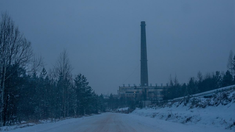 Panorámica de la central de Ignalina, al atardecer, y el día de la clausura del último reactor operativo, el 31 de diciembre de 2009