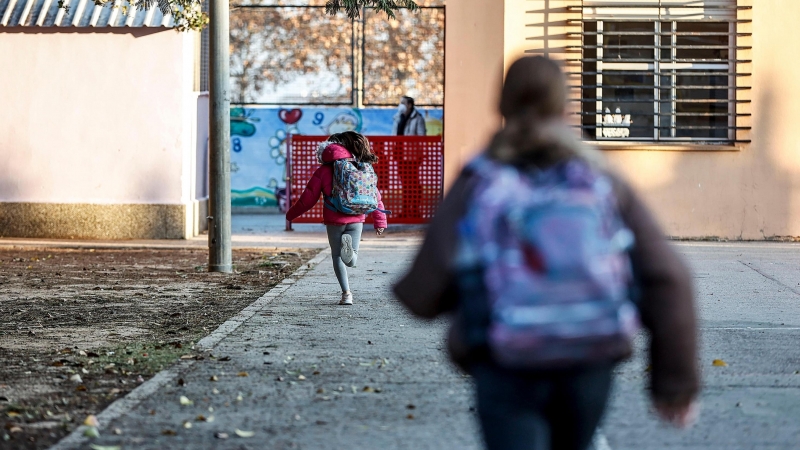 15/12/2021Dos niñas entran en un colegio