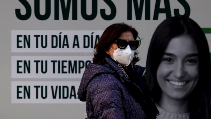 Una mujer camina este jueves con mascarilla por una céntrica calle de La Coruña.