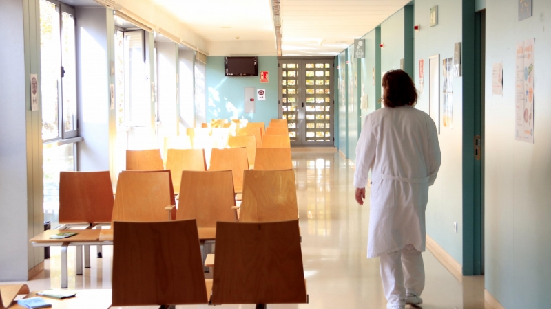 Una infermera camina per la sala d'espera d'Infermeria Familiar i Comunitària del centre d'atenció primària (CAP) Can Bou de Castelldefels.