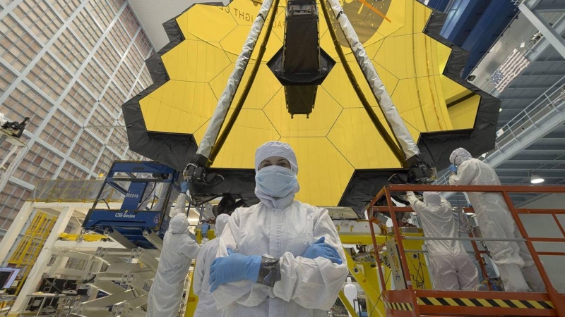 La ingeniera de sistemas Begoña Vila en la cámara limpia del centro de vuelo espacial Goddard.