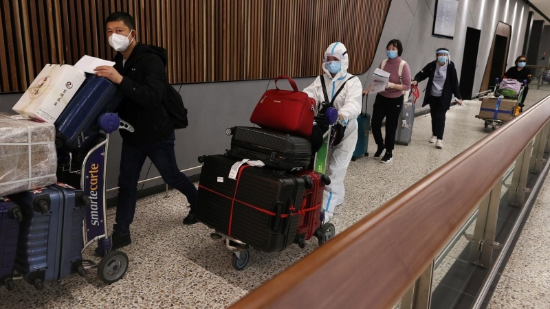 Se ve a los pasajeros llegando al Aeropuerto Internacional de Melbourne en Melbourne, el miércoles 15 de diciembre de 2021.