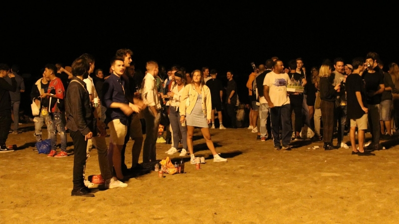 02/10/2021 - Imatge d'arxiu d'un botellot a la Barceloneta aquesta tardor.