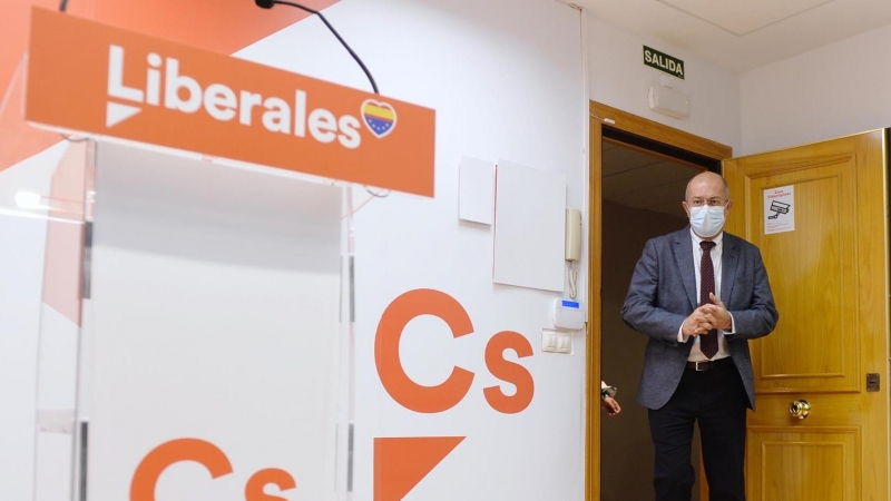 El candidato de Cs a la Presidencia de la Junta de Castilla y León, Francisco Igea, se dirige a dar su primera rueda de prensa tras ser ratificado candidato de Ciudadanos a la Presidencia de la Junta de Castilla y León en las próximas elecciones del 13 de