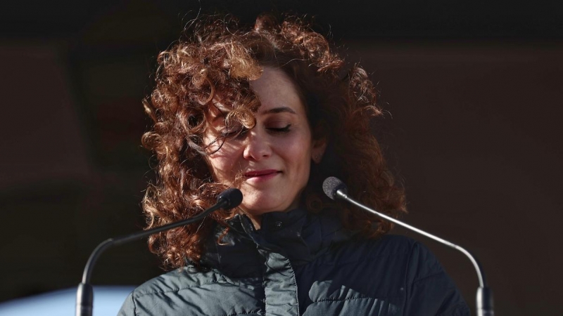 La presidenta de la Comunidad de Madrid, Isabel Díaz Ayuso, interviene en una rueda de prensa durante su visita a San Martín de Valdeiglesias, a 27 de diciembre de 2021.