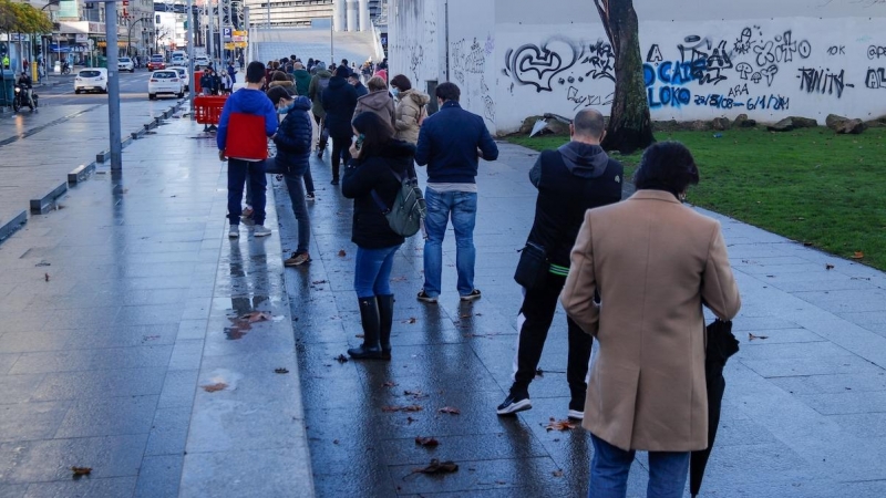 Varias personas hacen cola para hacerse PCR, en un punto móvil de PCR gratuitas en el Naútico de Vigo, a 23 de diciembre de 2021.