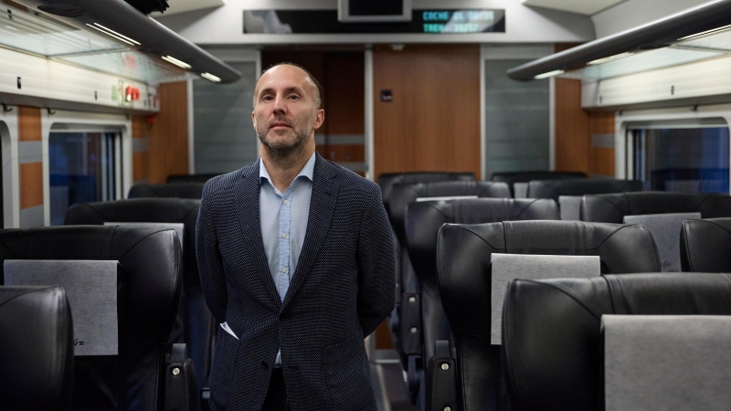 22/11/2021 El alcalde de Ourense, Gonzalo Pérez Jácome, posa dentro del tren que va a efectuar un viaje por el nuevo tramo de alta velocidad