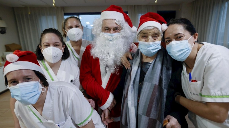 24/12/2021 Nicosio y Lola posan con trabajadores de la residencia Domus VI el día de Nochebuena