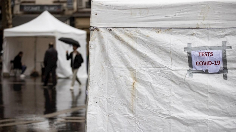 La gente pasa por dos sitios donde se realizan pruebas de covid en París, el 27 de diciembre de 2021.