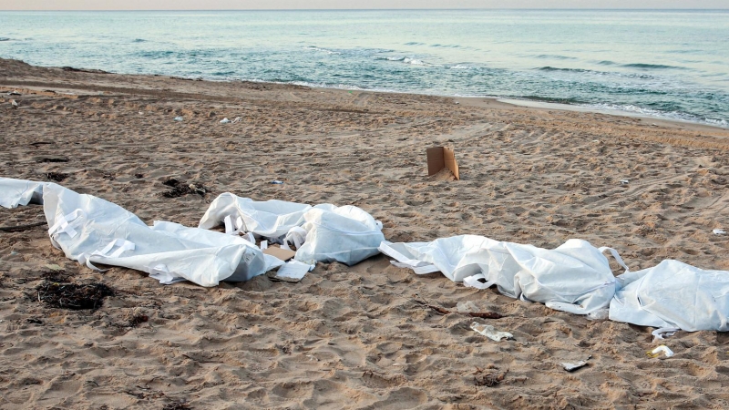 Varios cadáveres tapados con plásticos en la playa libia de Qasr Khiyar, a 70 kilómetros de Trípoli, la capital, el 26 de diciembre.