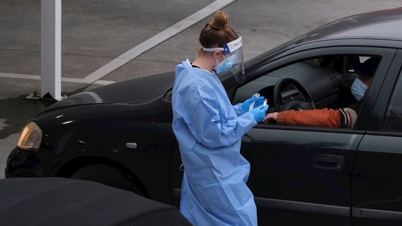 Los sanitarios hacen pruebas PCR a los conductores en el punto autocovid del HUCA (Hospital Universitario de Asturias) este domingo en Oviedo.
