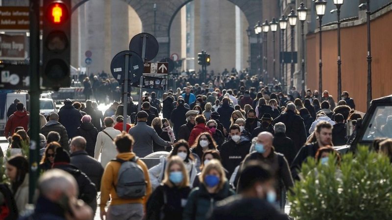 Numerosas personas caminan por la Via di Porta Angelica, en el centro de Roma, este lunes.