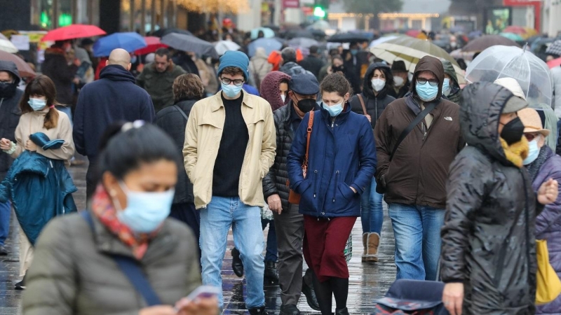 Varias personas con mascarilla a 24 de diciembre de 2021, en Madrid.