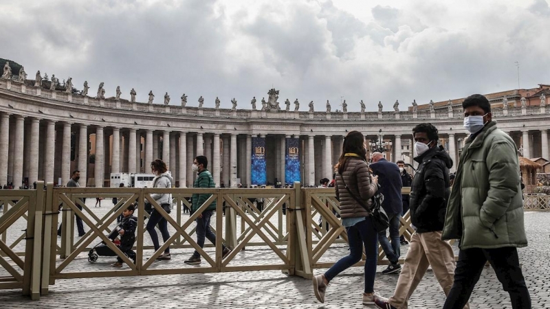 La gente visita la Plaza de San Pedro, Vaticano, 27 de diciembre de 2021.