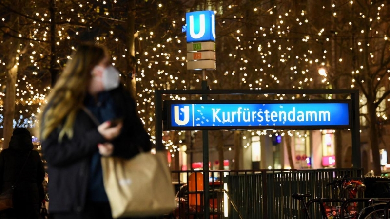 Una mujer que lleva una bolsa de compras pasea por la calle comercial Kurfuerstendamm de Berlín, en plena pandemia, a 23 de diciembre de 2021.