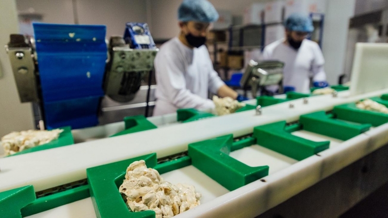 Varios trabajadores preparan turrón a 30 de noviembre de 2021 en la fábrica de turrones ‘El Artesano’, Alacant.