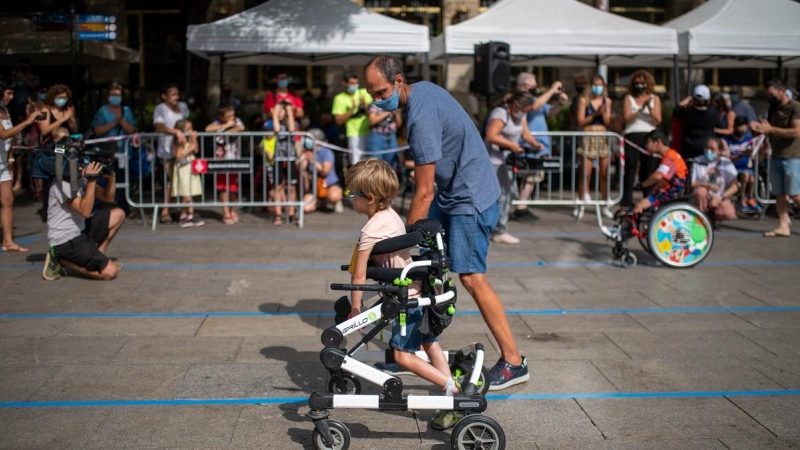 Un niño con movilidad reducida compite en la primera Carrera Infantil Adaptada en las fiestas de Sant Roc, a 14 de agosto de 2021, en Barcelona, Catalunya.