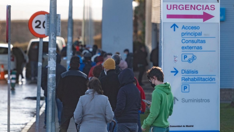 Varias personas esperan la cola para hacerse test Covid-19 en el Hospital Infanta Sofía, a 27 de diciembre de 2021, en San Sebastián de los Reyes, Madrid.