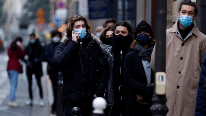 Varias personas hacen cola para las pruebas antes de Navidad, en medio de la propagación de la pandemia en París, Francia, el 23 de diciembre de 2021.