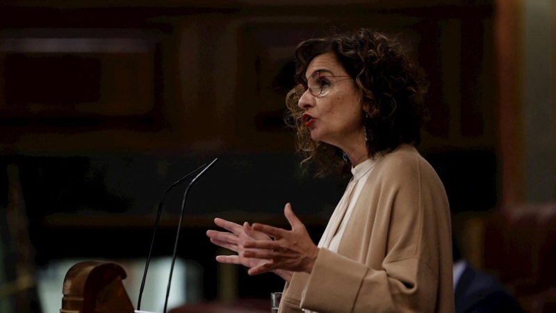 La ministra de Hacienda, María Jesús Montero, interviene durante el pleno celebrado, este jueves, en el Congreso de los Diputados en Madrid.