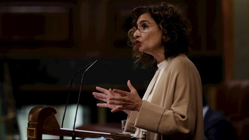 La ministra de Hacienda, María Jesús Montero, interviene durante el pleno celebrado, este jueves, en el Congreso de los Diputados en Madrid.