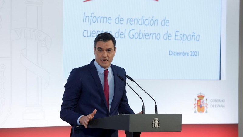 El presidente del Gobierno, Pedro Sánchez, durante la rueda de prensa de presentación del primer informe de rendición de cuentas del Ejecutivo 'Cumpliendo', este miércoles 29 de diciembre en Moncloa.