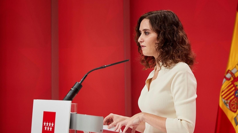 La presidenta de la Comunidad de Madrid, Isabel Díaz Ayuso (c), hace balance del 2021 durante una rueda de prensa convocada este miércoles en la Real Casa de Correos de Madrid.