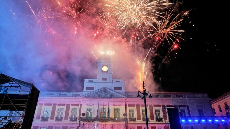 29/12/2021-Una gran pirotecnia recibe al año 2021 en la Puerta del Sol, en Madrid (España), a 31 de diciembre de 2020.