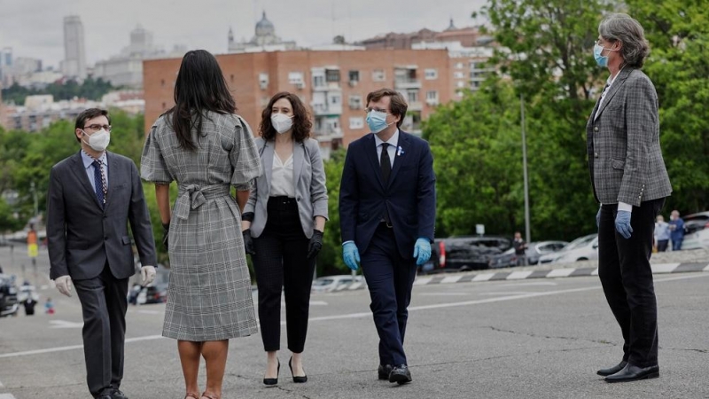 La vicealcaldesa de Madrid, Begoña Villacís (2i); la presidenta de la Comunidad de Madrid, Isabel Díaz Ayuso (3i); el alcalde de Madrid, José Luis Martínez-Almeida (2d), y la concejala de Más Madrid, Marta Higueras (1d) en el Paseo de la Ermita en un San